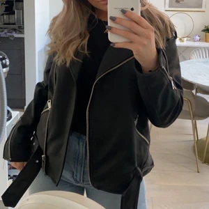 Skinnjacka från Missguided 🖤 - Säljer min super fina skinnjacka i storlek 36! Använd ett fåtal gånger men bra skick! Säljer för 350kr + frakt 🖤