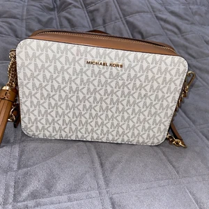 Michael kors väska - Axelremsväska, justerbart band, knappt använd, väldigt gott skick. Kan skicka fler bilder vid intresse 