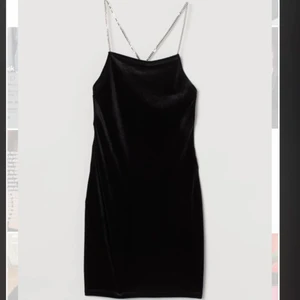 Svart klänning med strass - Superfin slutsåld klänning från hm med strassband💕 Använd en gång så självklart inga defekter. Kan skicka fler bilder vid intresse! Frakt/mötas funkar båda⚡️