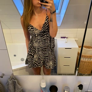 Mönstrad klänning - Säljer världens finaste klänning från ginatricot! Den är i storlek 34 och jag i 36/38 kan ha den perfekt! Skriv privat om du är intresserad!