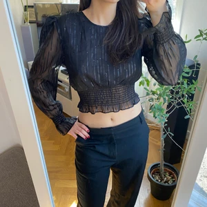 Genomskinlig fest topp  - Söt tröja/blus från bikbok. Aldrig använd! Prislappen är kvar. Köptes för 399kr. Perfekt till en sen sommarkväll. Storlek Xs men passar även en S. Skriv pm för frågor 🫶🏻💕