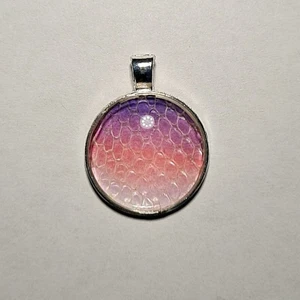 Berlock gjort på ormskinn - Historia, ömsat ormskinn bevarat i smycken!  På Tales Of Scales görs smycken på ömsat skin, i detta fallet från en majsorm! Checka in @tales.of.scales.swe på instagram för törre utbud. Btw. Frakten är 15kr, ej 39kr som Plick säger :)