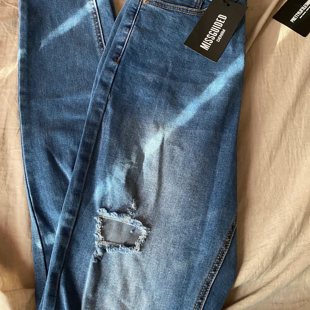 Skinny jeans i storlek 38. Jeansen är nya och oanvända. . Jeans & Byxor.