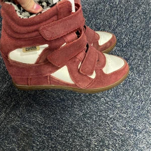 Isabell marant - Intressekoll på ett par isabell marant liknande skor💕 Jättefina, säljer då dom blivit för små för mig. Storlek 36❣️