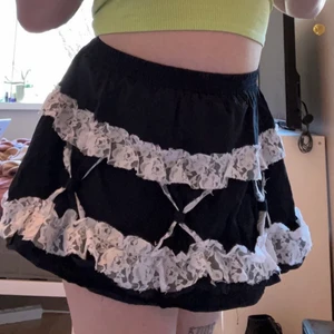 Asgullig kjol med spets🖤 - Bra kvalite och bekväm, kan ev frakta om de så behövs och köparen står för frakt:)