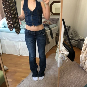 Y2k  - Skit snygga bootcut jens från diesel i färgen mörkblå. Sitter dit bra på kroppen och är mycket stretchiga.