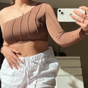 Brun offshoulder - Brun offshoulder som är använd endast en gång då den inte är min smak🥺 jättefin o skön😊