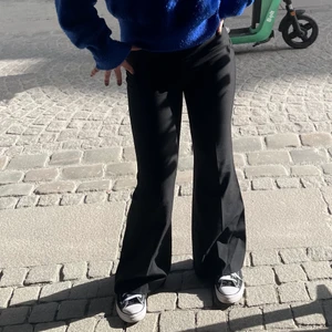 Kostymbyxor bootcut - Säljer nu mina fina kostymbyxor som är vida ner till benen. Nyskick! Säljer pågrund av att de inte längre kommer till användning. Storlek XS, ganska små i storleken. 