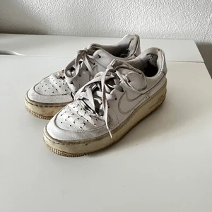 Nike air force - Cirka 2 års gamla nike air force. Storlek 38. Använt skick därav säljs de för 110 + frakt - nypris ≈ 1100kr. Kan även gå ner i pris vid snabb affär, då de endast kommer slängas annars.. Skriv privat vid intresse av fler bilder etc 💗 