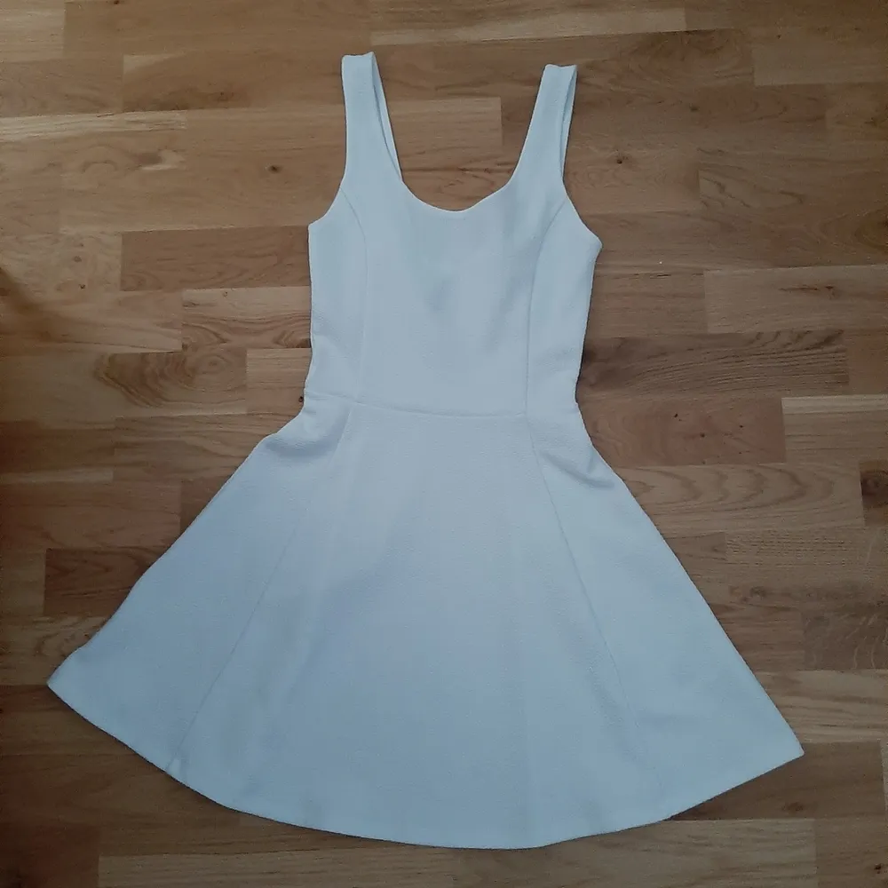En vit klänning i trikå från H&M. Storlek 32. Endast använd en gång. Köparen står för frakten . Klänningar.