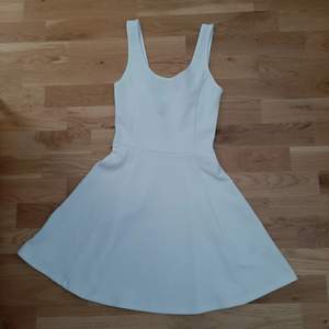 En vit klänning i trikå från H&M. Storlek 32. Endast använd en gång. Köparen står för frakten 