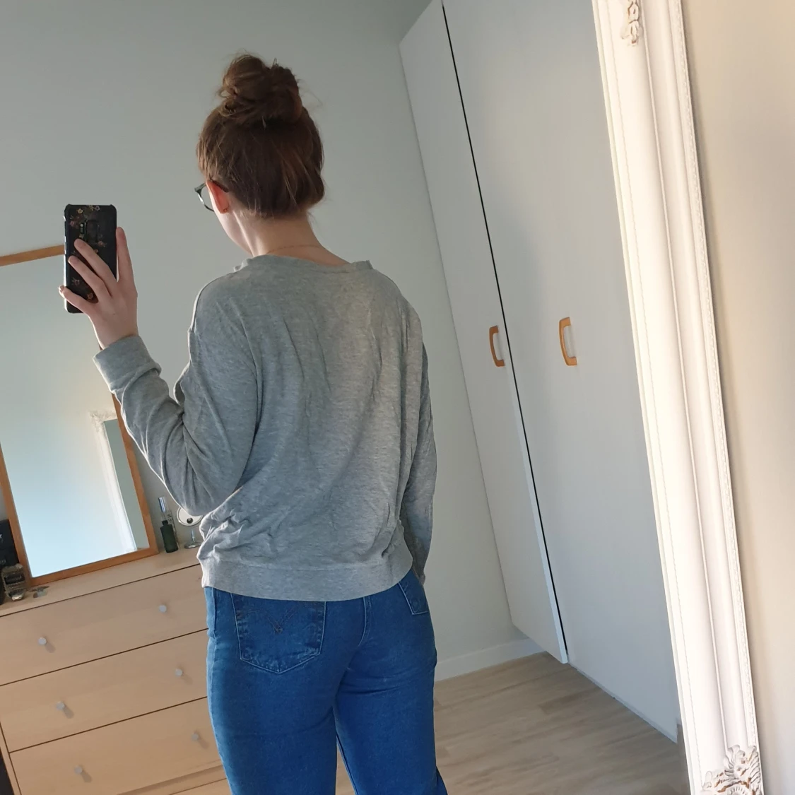 Grå tunn tröja med tryck - 91