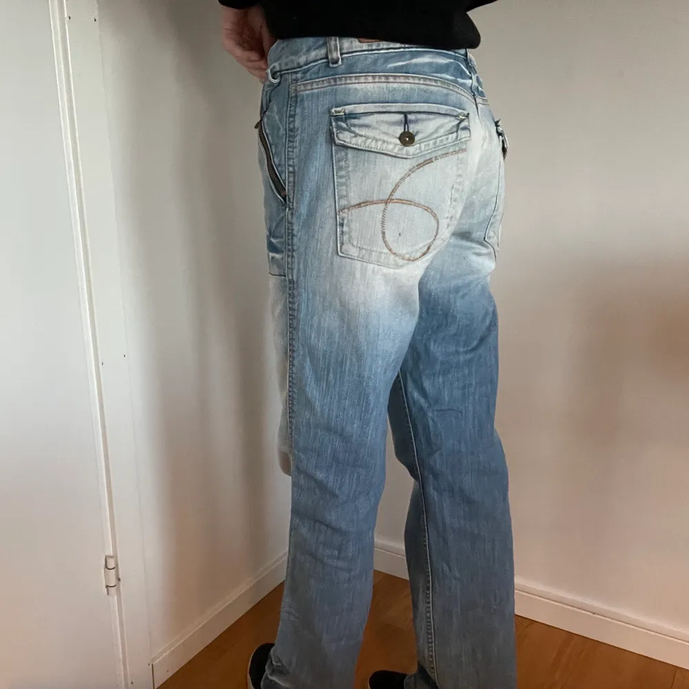 Säljer dessa skitcoola jeans! Köpt secondhand. Jag är 172 lång. Står tyvärr ingen storlek, men jag har oftast S i allt.. Jeans & Byxor.