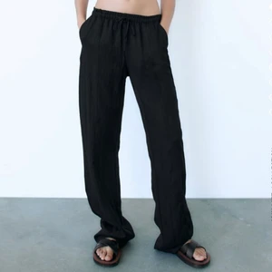 Intressekoll på svarta byxor från Zara🖤 - Intressekoll på dessa svarta byxor från Zara🖤  Slutsålda för tillfället och helt oanvänd med alla etiketter kvar!🖤 (Lägger ut pga att jag inte längre kan lämna tillbaka) Sista bilden tagen från @jjosephineedberg på tiktok 🖤  Bara att skriva för fler bilder eller frågor🖤
