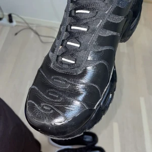 Nike TN skor - Storlek 40.5 lite för små för mig. Endast använda en gång endast för prövning. Skicket är helt nytt. Rengjorda och fräscha skor för ett mycket billigare pris. Nytt pris mellan 1600-1700kr