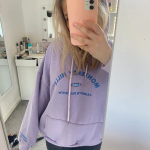 Mjuk lila hoodie - Säljer denna härliga lila hoodien! Den är väldigt mjuk inuti! Använd fåtal gånger ohh vi är inte nopprig! Köparen står för frakten! 💜 PRIS KAN DISKUTERAS!