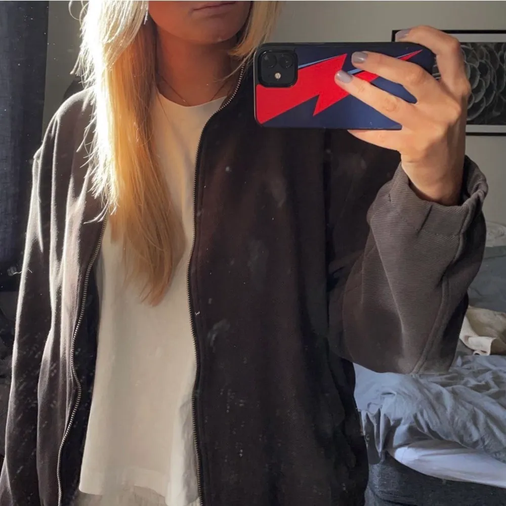 Svart overshirt från zara, är i superfint skick💕. Jackor.