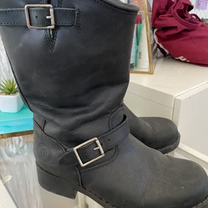 Johnny Bulls - Medelhöga kängor från Johnny Bulls i skinn och fodrade med ull! Storlek 40. Använda ett fåtal tillfällen så jättefint skick! 