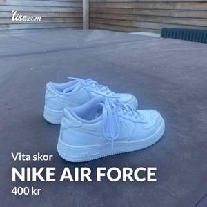 Vita Nike air force. Skorna är använda så på ena skon är det lite slitet i hälen. Priset kan diskuteras. Storlek:38,5