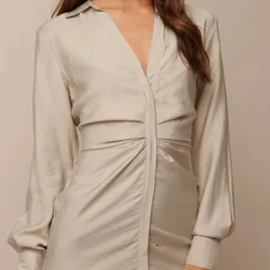 NAKD klänning - Litet hål i sömen vid armen som syns på bild, använd en gång!