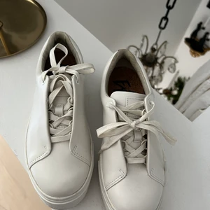 Eytys sneakers - Säljer nu mina fina vita eytys sneakers! Perfekta till studenten och sommaren ☀️💓🍾🌾 Säljer på grund av att de ej kommer till användning då de är lite försmå för mig. Nypris 1900kr Säljer för 1300kr. Är många intresserade blir det budgivning. Vill även tillägga att de bara är använda 1 gång!💓