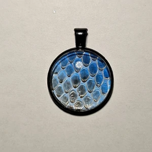 Berlock gjort på ormskinn, majsorm  - Historia, ömsat ormskinn bevarat i smycken!  På Tales Of Scales görs smycken på ömsat skin, i detta fallet från en majsorm! Checka in @tales.of.scales.swe på instagram för törre utbud. Btw. Frakten är 15kr, ej 39kr som Plick säger :)