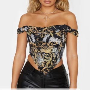 Pretty Little Thing Crop Top - Aldrig använd & har lapparna kvar! Är i UK size 6 vilket innebär XS. 