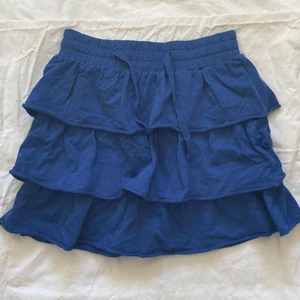 Blå kjol - Snygg blå kjol med lager. Barnstorlek 150 men passar XS-S pga resår i midjan. Köparen står för frakt. ❤️