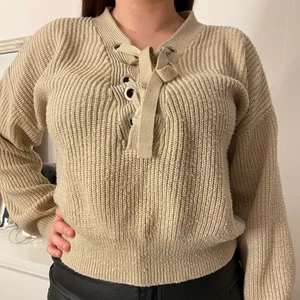 Stickad tröja  - En fin tröja som man kan knyta en rosett på, säljs pga att den inte kommer till en använding. Pris 20kr💗