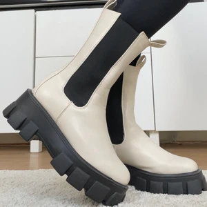 Vita boots - Säljer mina helt oanvända (endast provade) snygga chelsea  boots. Vita & helt utan skav eller liknande. Köparen står för frakten. Kram 