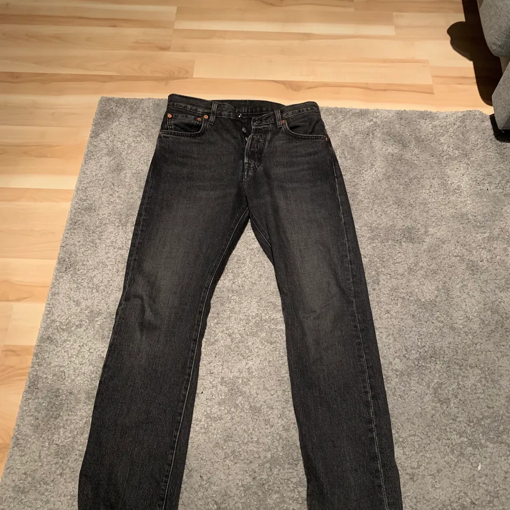 Säljer mina 501 Levis jeans!  Använda max 5 gånger  Skick: 10/10  Nypris 1200kr. Jeans & Byxor.