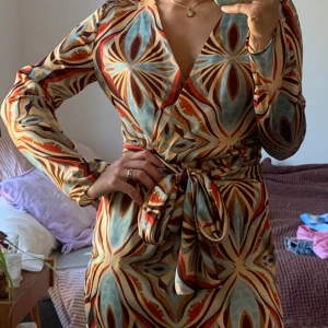 Zara klänning  - Underbart charmig klänning från Zara! Var tänkt att användas till ett event men blev inte av, därav säljes den! Nypris 599 men säljer den för 250 och hoppas den iaf kommer till användning!! Den har ä långa band som går att knyta baktill eller runt och knytas framtill, finns många möjligheter! Fint fall och passform, passar S / 36. Finns i Gubbängen men kan mötas i Sthlm alt frakta mot kostnad! 