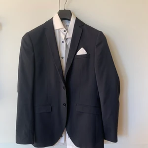 Selected homme kostym  - Använd 1 gång, 10/10, säljer den pga att den är för liten för mig, köpte den för 3499 om jag inte minns fel. Perfekt för någon som skall ta studenten. Färg: Mörkblå. Byxor storlek 48. kavaj storlek 46. Går att köpa med skjortan för 800, kostade 1300kr.
