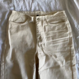Beiga jeans - Beiga jeans som är super fina!! Rak motell men tyvärr för små för mig