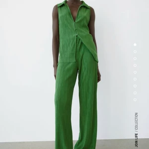 Grönt zara set - Säljer detta så fina och unika det ifrån zara. Älskar den, har en fin unik grön färg som inte är skrikig och är perfekt inför sommaren. Säljer pga att jag hittat ett annat sätt som jag vill ha och har tappat bort kvittot. Båda är i storlek S, motsvarar 34-36 och Xs - S i storleken. För lång för mig som är 161. Går att vika in så att de blir lågmidjade också, det var så fint när jag testade. Båda dessa har prislappen kvar och är endast testad. Ordinarie pris för sett: 488kr, jag säljer för 450kr😍