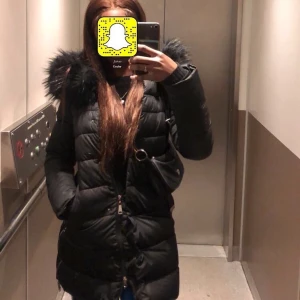 Svart päls jacka - Säljer nu min svarta vinterjacka som jag bara använt i mindre än två vintrar. Säljer för att jag har köpt en ny och den inte kommer till användning, strl 36 (s-xs). Skriv för fler bilder <3