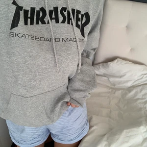 Hoodie - Äkta Trasher hoodie i bra skick. Jätte fin passform och super snygg, säljer dock pga att den inte är min stil längre. Köpt för 900 ungefär🌸