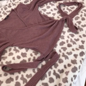 Säljer fin tröja - Säljer denna tröja storlek xs funkar säkert på S också, Den har knytbara snören runt magen och är öppen V ringad.