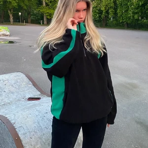 Fleece tröja med halv dragkedja  - Grön och svart halft zip up fleece tröja 