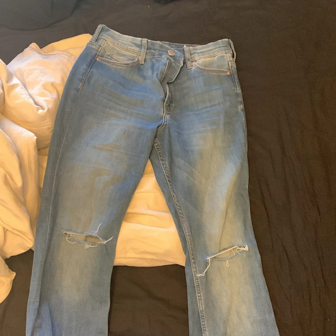 Blåa flared jeans med hål - 90