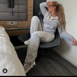 juicy couture  - intressekoll!! kan sälja  eftersom dem är lite för stora på mig så måste gå ner en storlek, helt nya❤️ kan tänka mig sälja eller byta till storlek S eller annan färg, skriv privat för fler frågor och bilder❤️ LÅNADE FÖRSTA BILDER buda er fram men säljer inte under 700