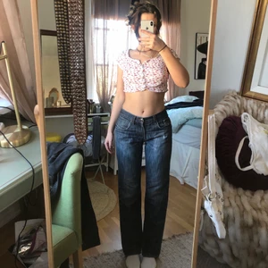 Y2k - ✨✨💋Skitsnygga byxor som sitter som en vante på kroppen men en slitning där back på fickan för en extra detalj!✨✨💋