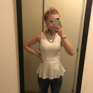 Vit spetslinne  - Vitt spetslinne i fint skick, använd några gånger men inget som syns. Den är i storlek xs.