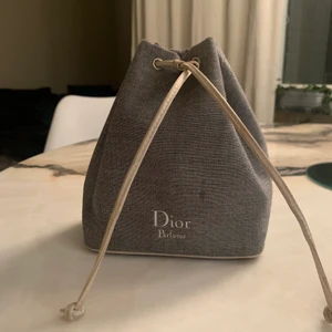 Dior necessär  - Behöver slängas i tvättmaskinen annars jättefin god kvalite 