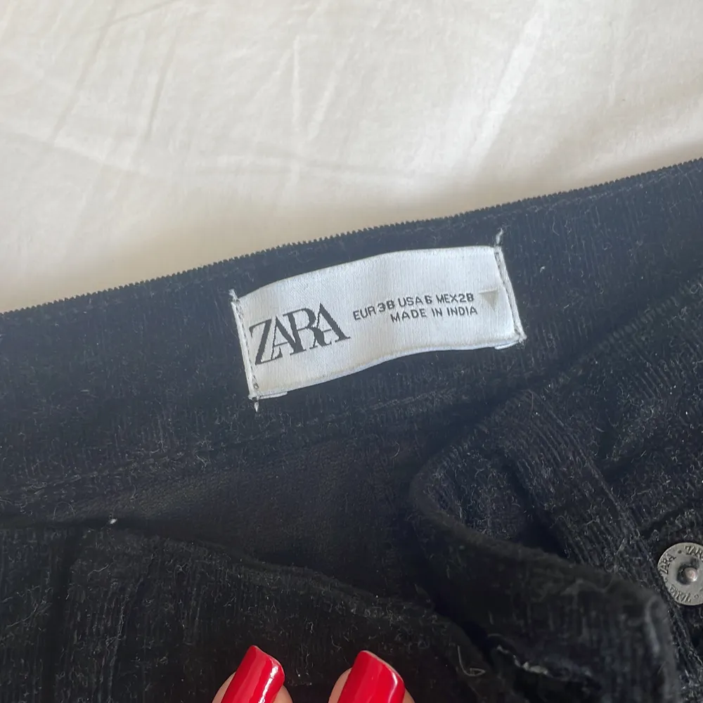 Svarta midwaist, bootcut jeans från zara i manchester-material. Knappt använda och i mycket bra skick💕. Jeans & Byxor.