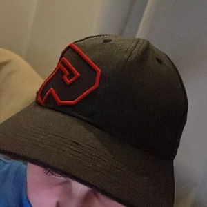 Keps fin  - Gammal keps från min storebror jag köpte 3 år sen från han. Jag säljer den nu då det är fint till sommarn och jag har för stort hår nu!