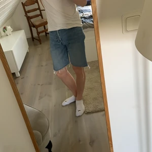 Jeansshorts - Blå jeansshorts från Weekday, storlek: W28 L30, klippt stil i underkanten, gylfen har knappstängning, har fickor bak och fram