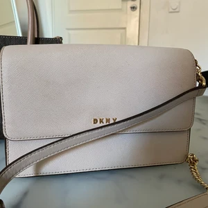 DKNY väska, pris kan diskuteras!  - DKNY väska , i ljusrosa beige färg. Pris kan diskuteras.