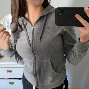 Cubus kofta stl s - Säljer denna jättefina kofta från Cubus, storlek S! Det är lite oklart på bilderna men materialet är ungefär samma som juicy couture kläder. Väldigt bra skick, kontakta mig för mer information❤️❤️❤️ Köpare står för fraktavigfter