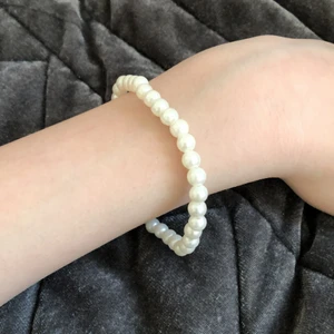 Pärlarmband  - Superfint pärlarmband! Den är 9cm lång👌🏻 